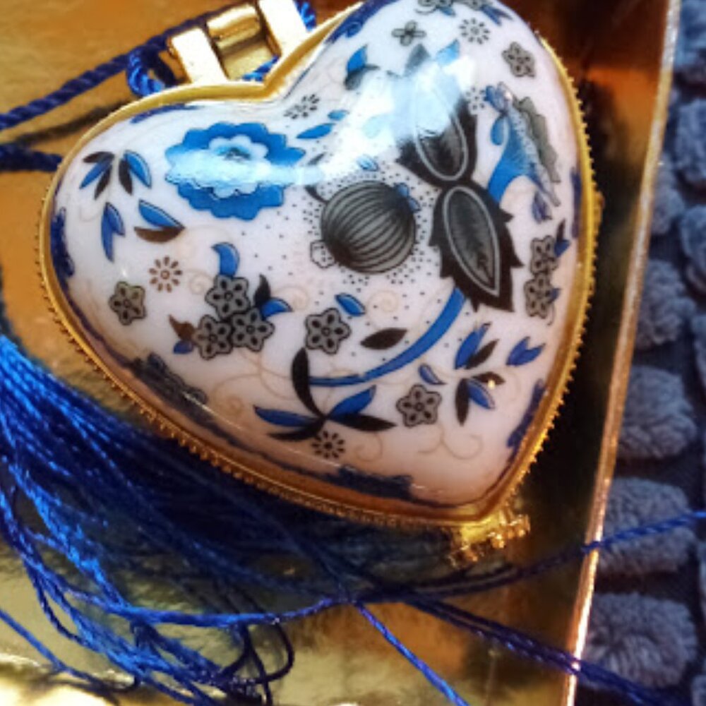 ANY OLD DAY! Heart-shaped Pill Box